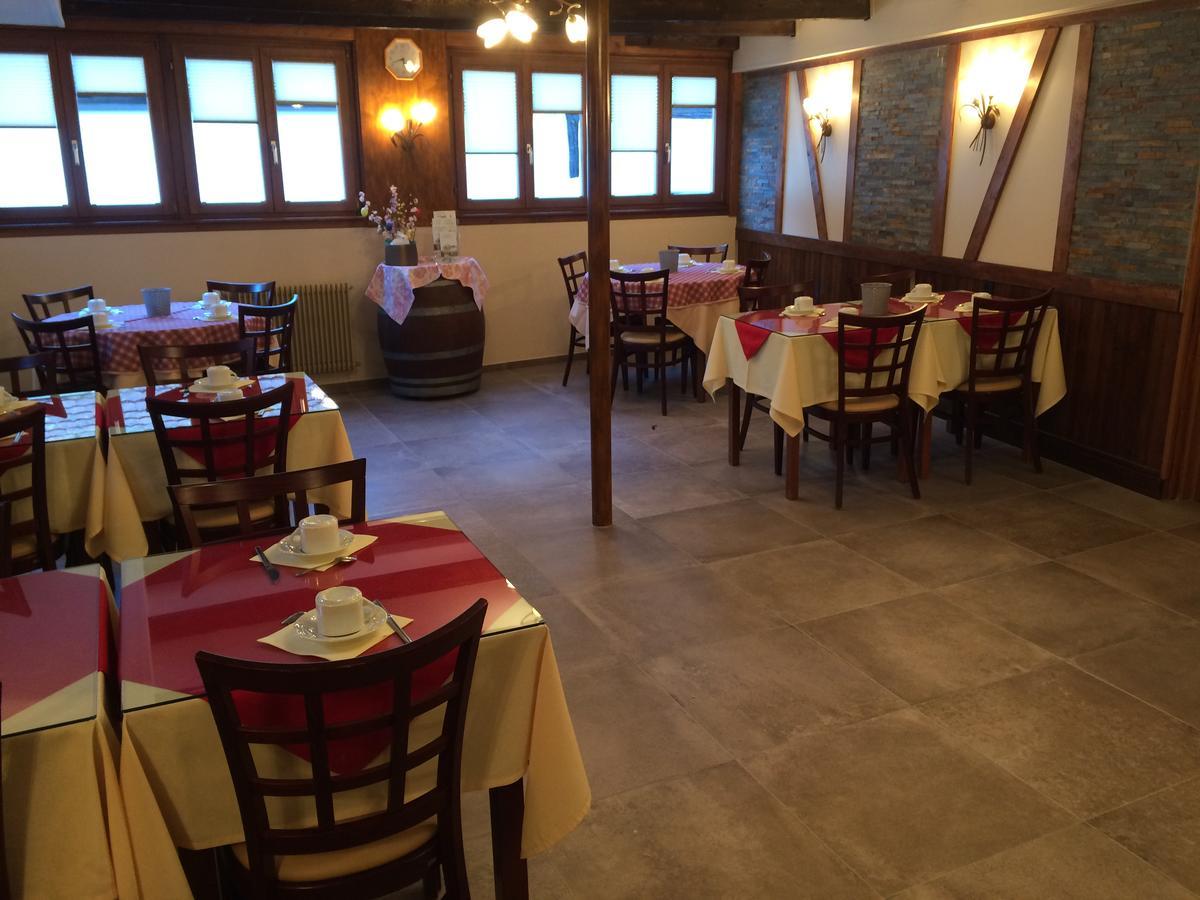 Auberge Des Trois Chateaux Eguisheim Bagian luar foto