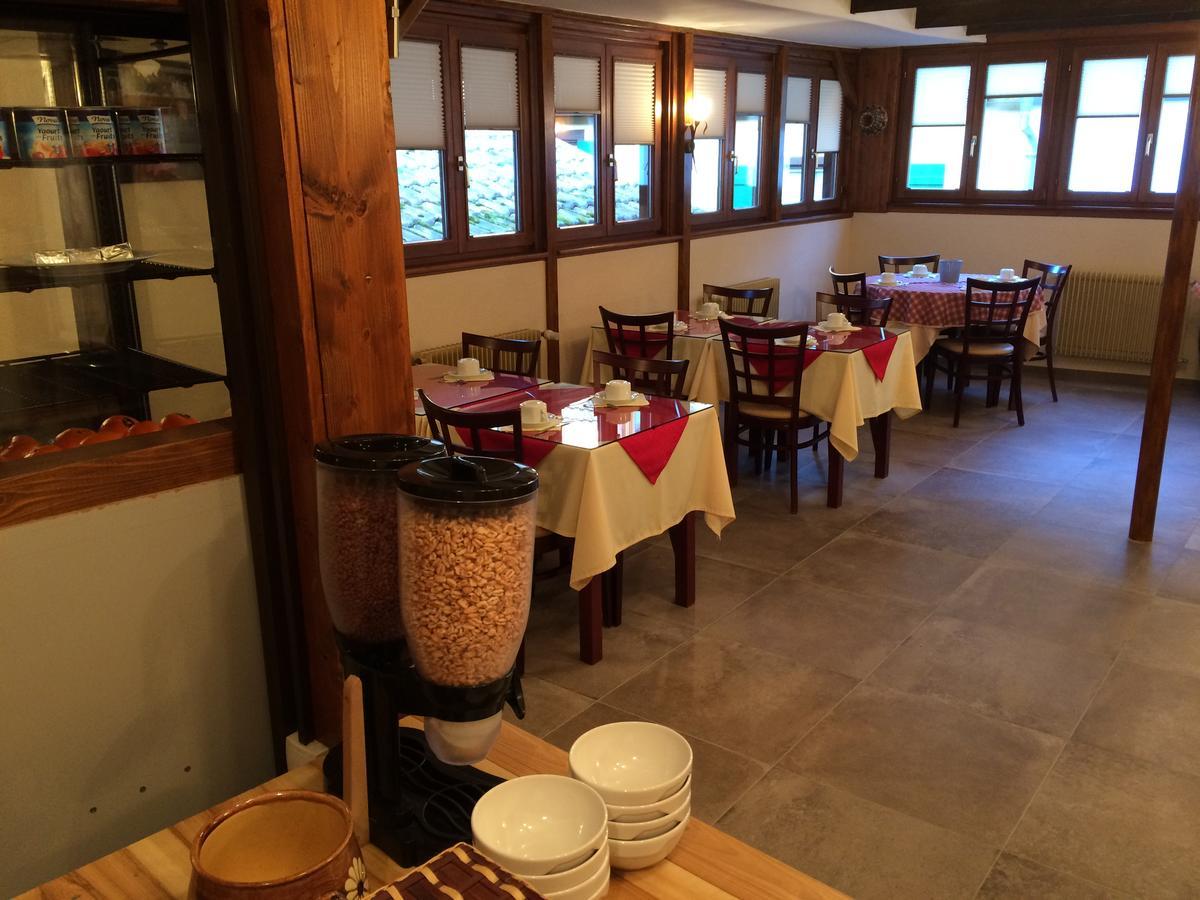 Auberge Des Trois Chateaux Eguisheim Bagian luar foto