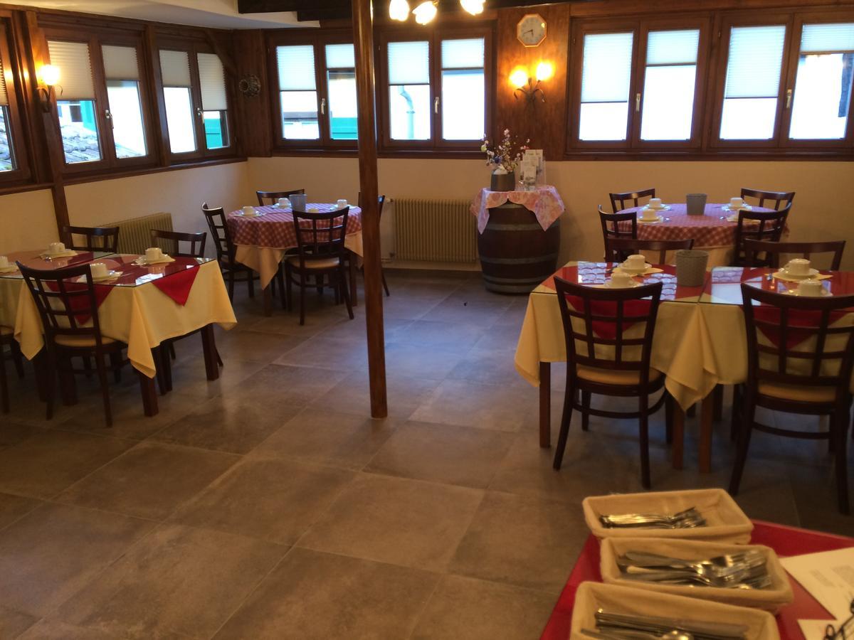 Auberge Des Trois Chateaux Eguisheim Bagian luar foto