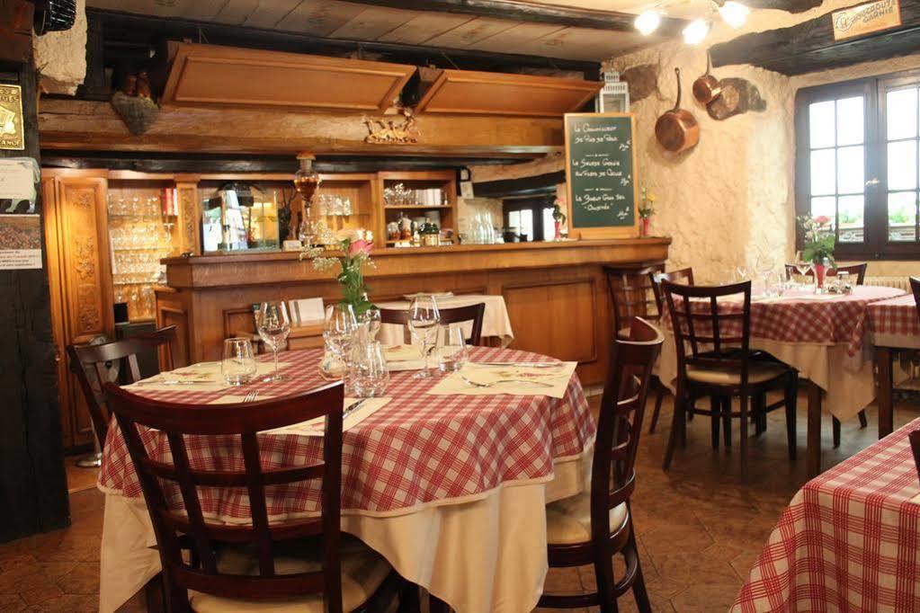 Auberge Des Trois Chateaux Eguisheim Bagian luar foto