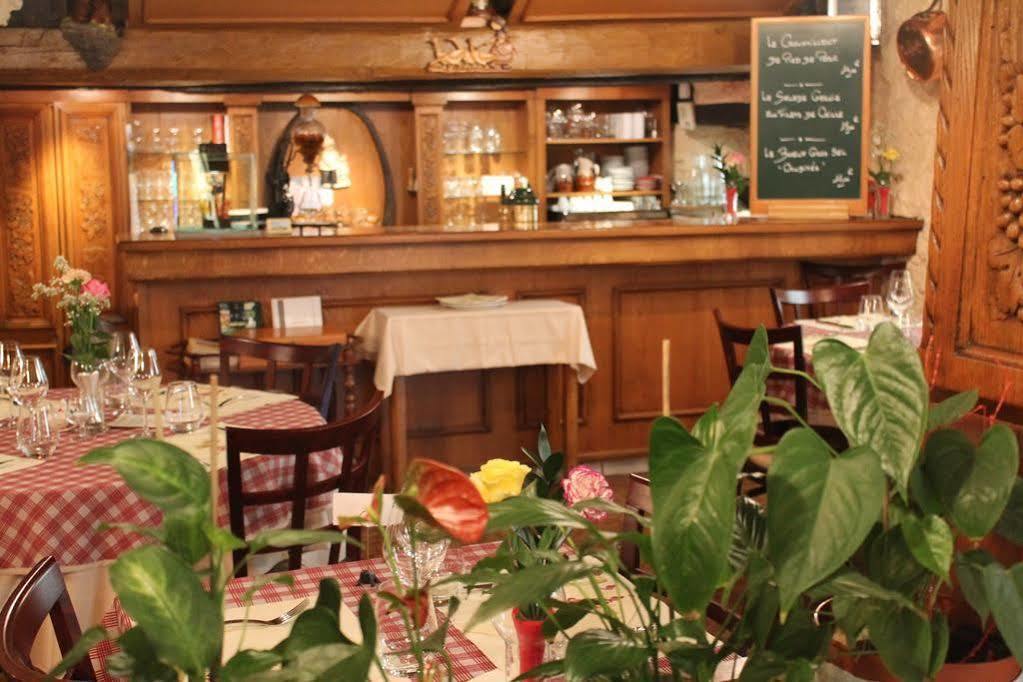 Auberge Des Trois Chateaux Eguisheim Bagian luar foto