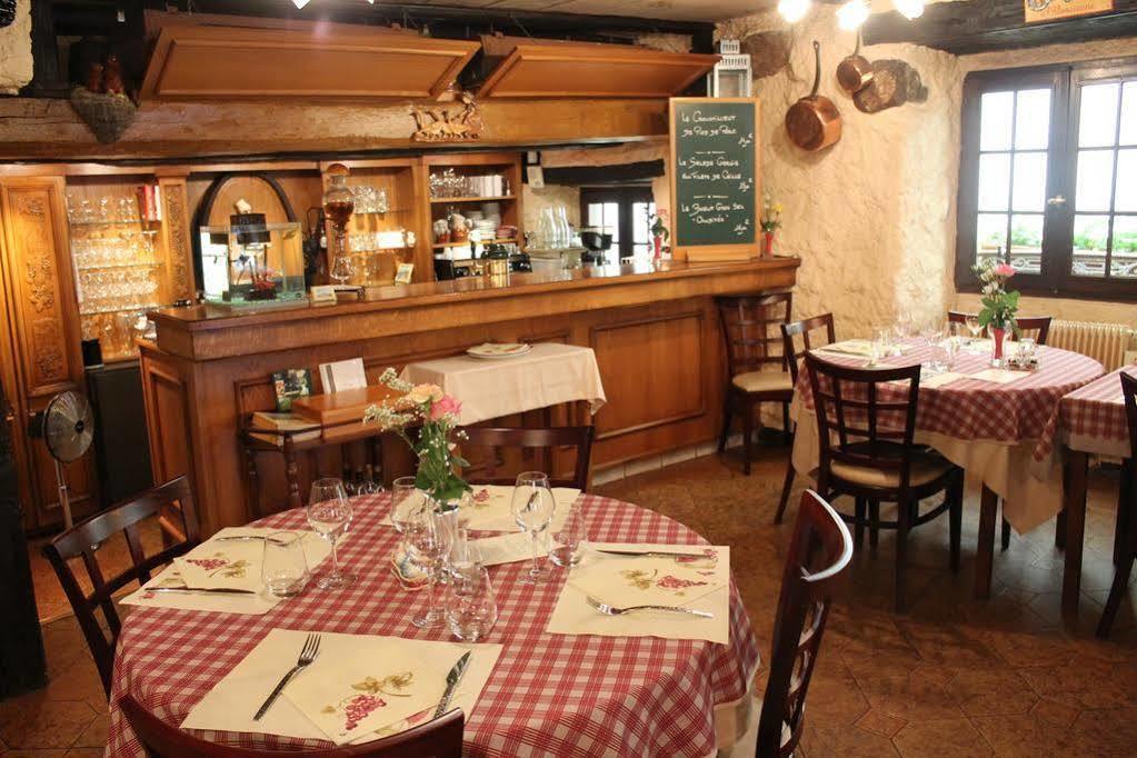 Auberge Des Trois Chateaux Eguisheim Bagian luar foto